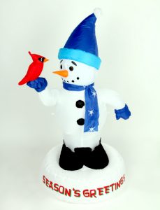 Beleuchteter Schneemann mit Vogel