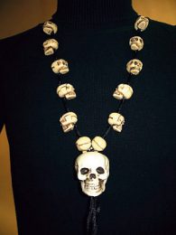 Halskette mit Totenkpfen