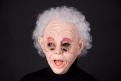 Oldie mit Brille und Haar