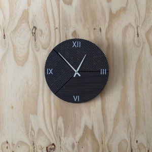 Zegar scienny Tini z kreatywnym wzorem w paski 30 cm