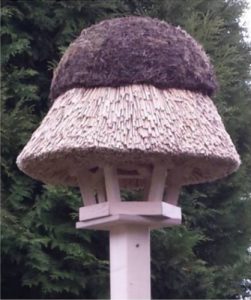 Karmnik dla ptakw dach pokryty strzecha Model 210