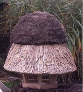 Karmnik dla ptakw dach pokryty strzecha Model 180